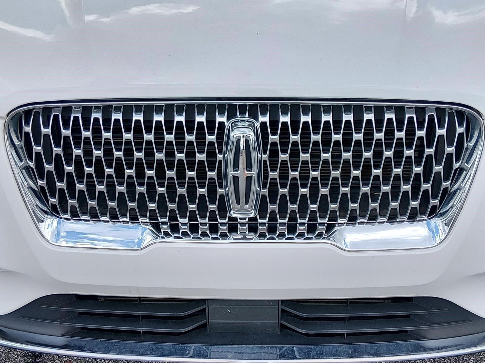Used 2022 Pristine White Metallic Tri-Coat Lincoln Standard image 9
