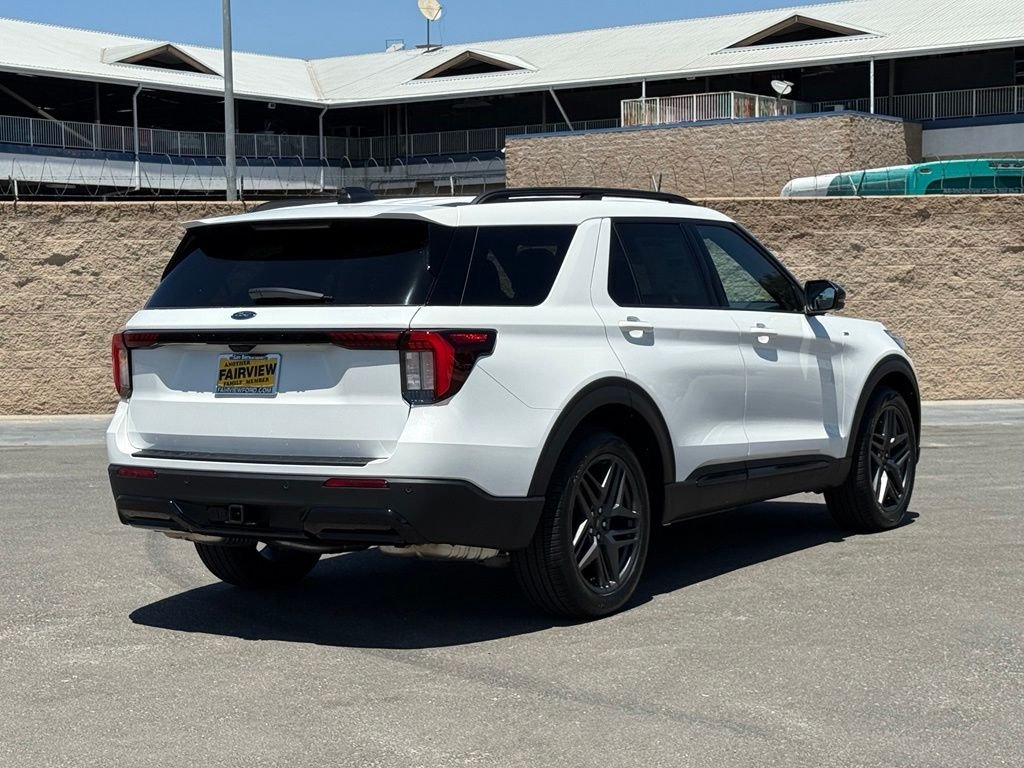 New 2026 Star White Metallic Tri-Coat Ford ST-Line image 3