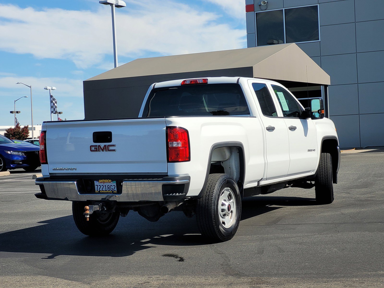 Used 2017 Summit White GMC  image 4