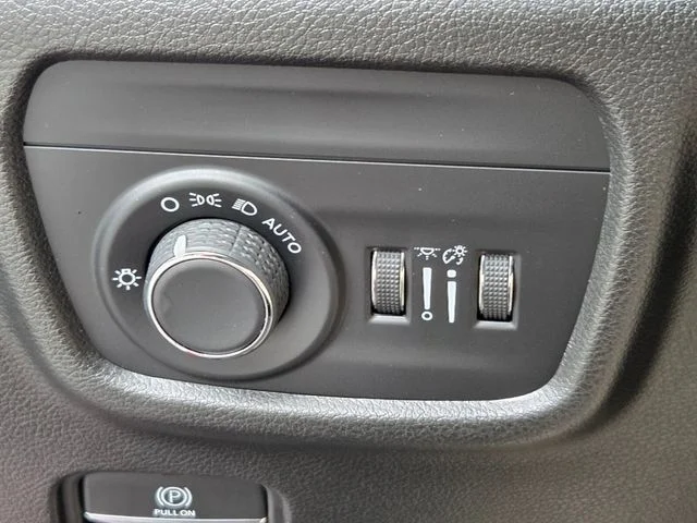 Used 2023 Red Jeep Altitude image 28