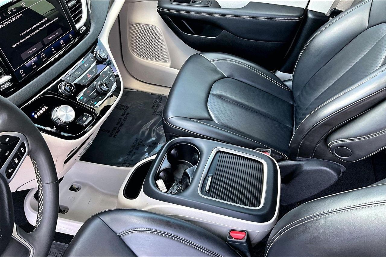 Used 2023 Brilliant Black Crystal Pearlcoat Chrysler Touring L image 19
