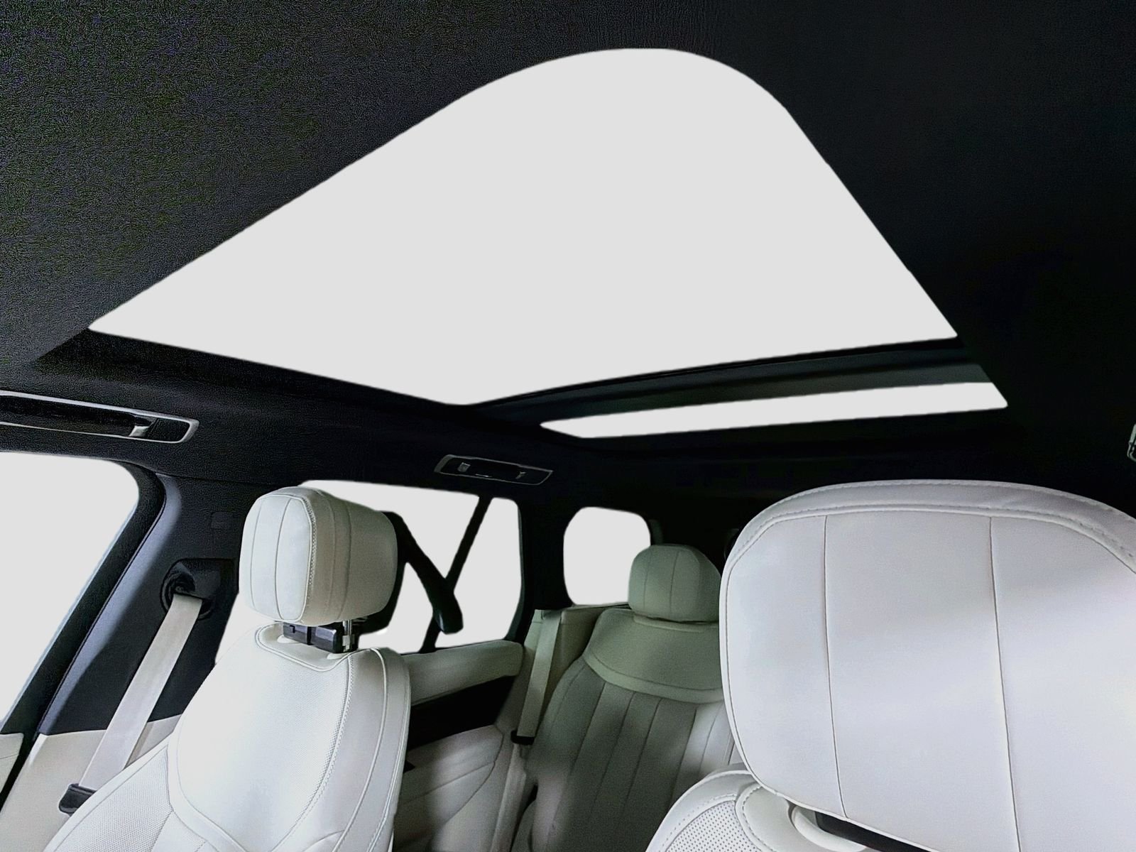 New 2026 Santorini Black LAND ROVER SE image 9
