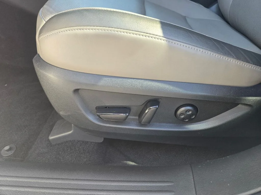 Used 2025 White INFINITI LUXE image 16