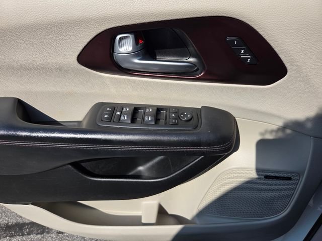 Used 2018 White Chrysler Limited image 28