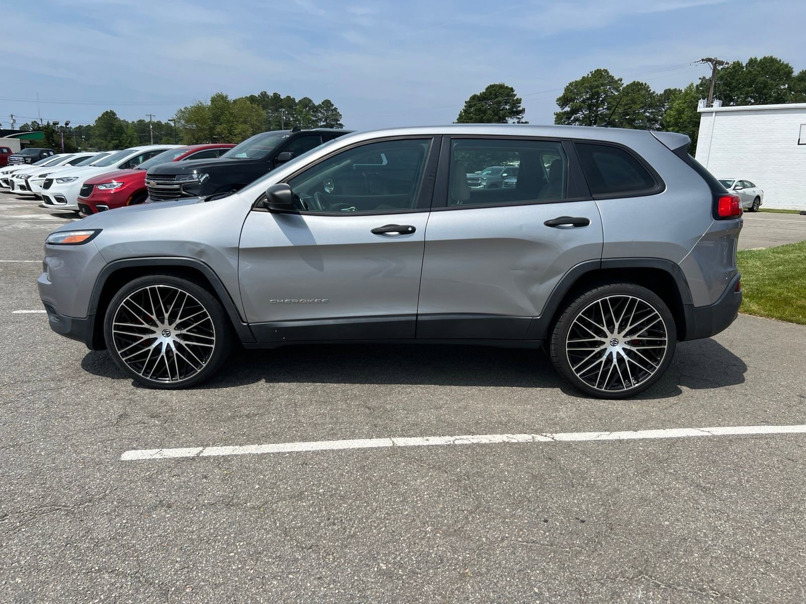 Used 2016  Jeep Sport image 2