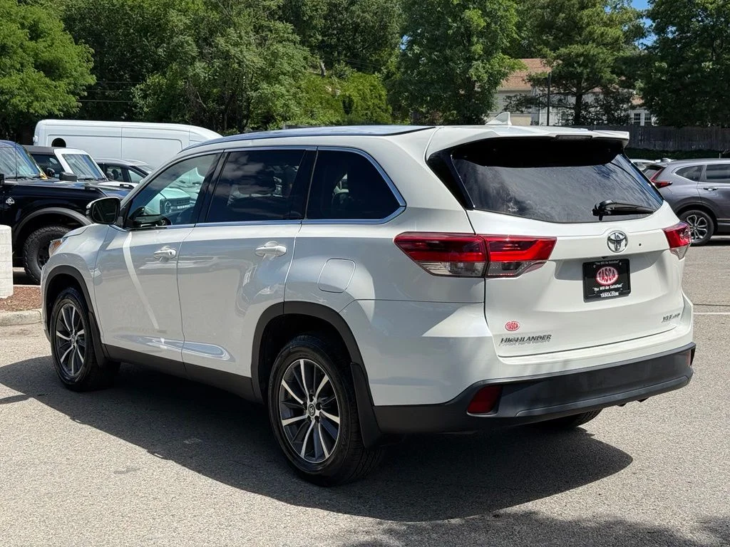Used 2019 White Toyota XLE image 8