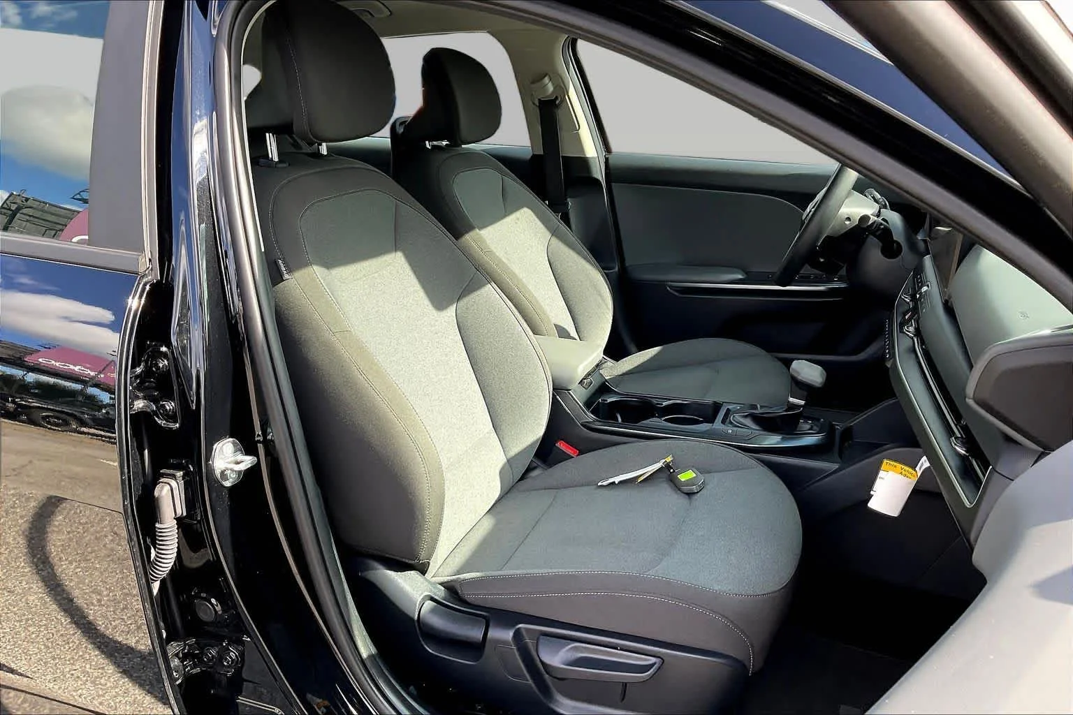 Used 2025 Aurora Black Pearl Kia LX image 9