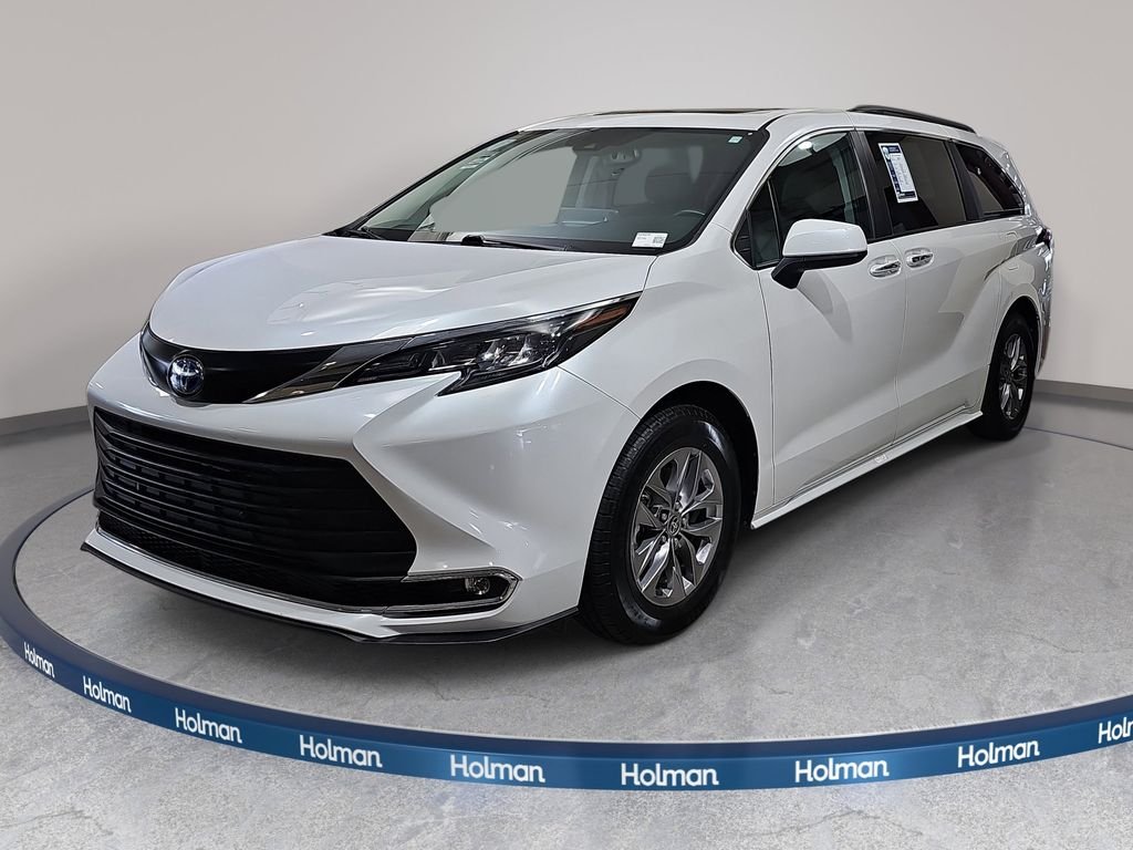 2024 Toyota Sienna XLE 8-Passenger Hybrid FWD's photo