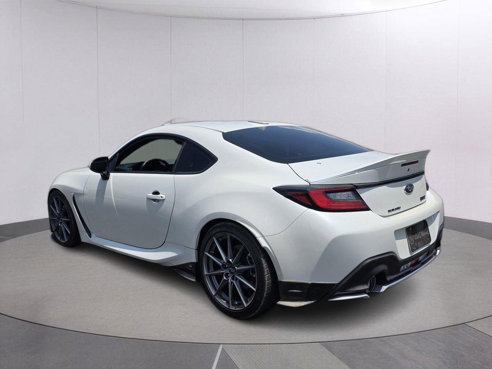 Used 2023 Crystal White Pearl Subaru Limited image 7