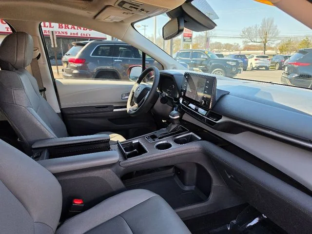 2023 Toyota Sienna XLE - Photo 11