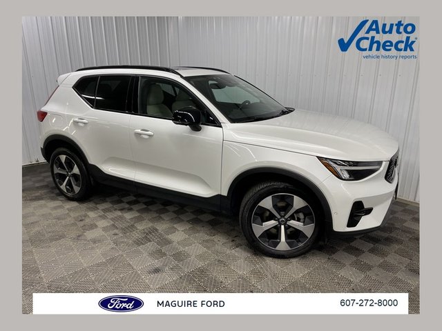 2023 Volvo XC40 B5 Plus Dark Theme