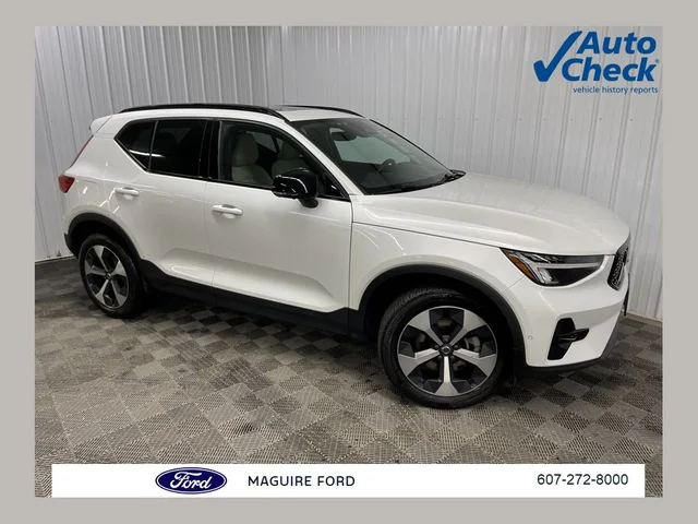 2023 Volvo XC40 B5 Plus Dark Theme