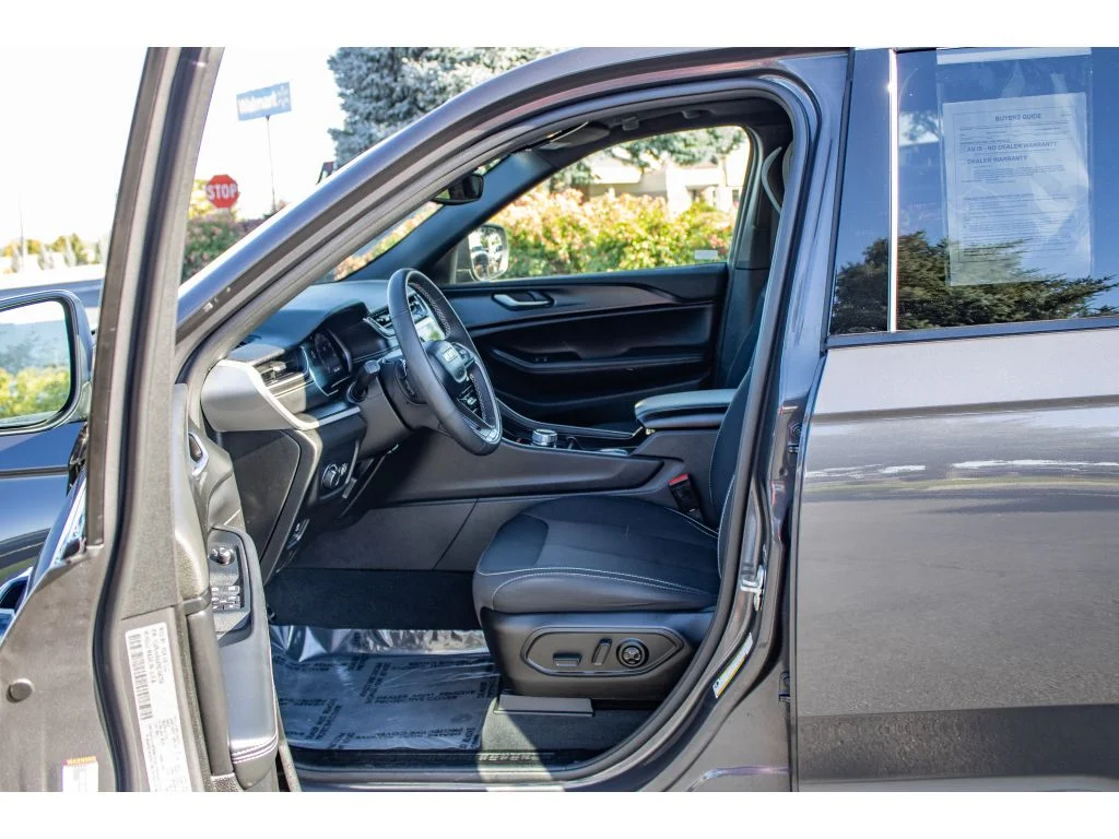 Used 2024 Baltic Gray Metallic Clearcoat Jeep Laredo X image 28