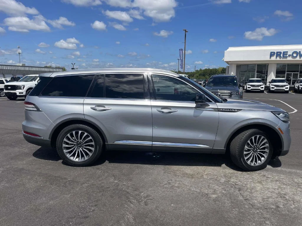 Used 2024 Silver Lincoln Premiere image 2