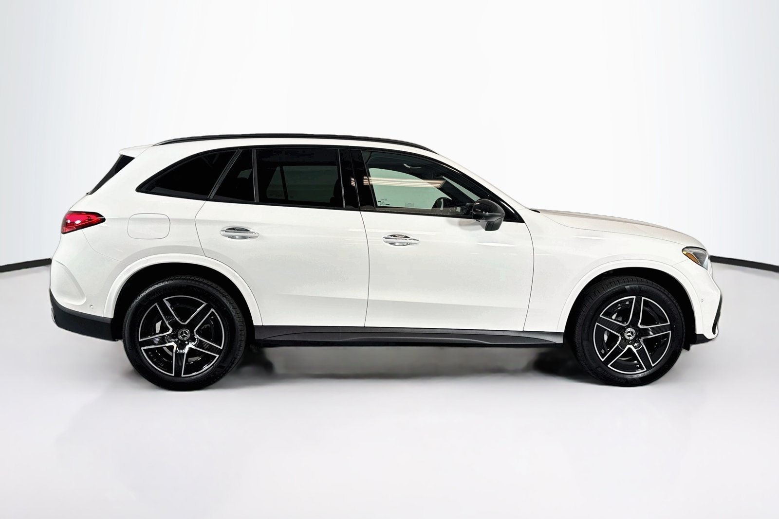 New 2026 Polar White Mercedes-Benz GLC 300 image 4