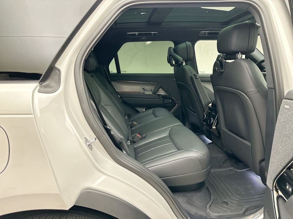 New 2026 Borasco Grey Land Rover SE image 7