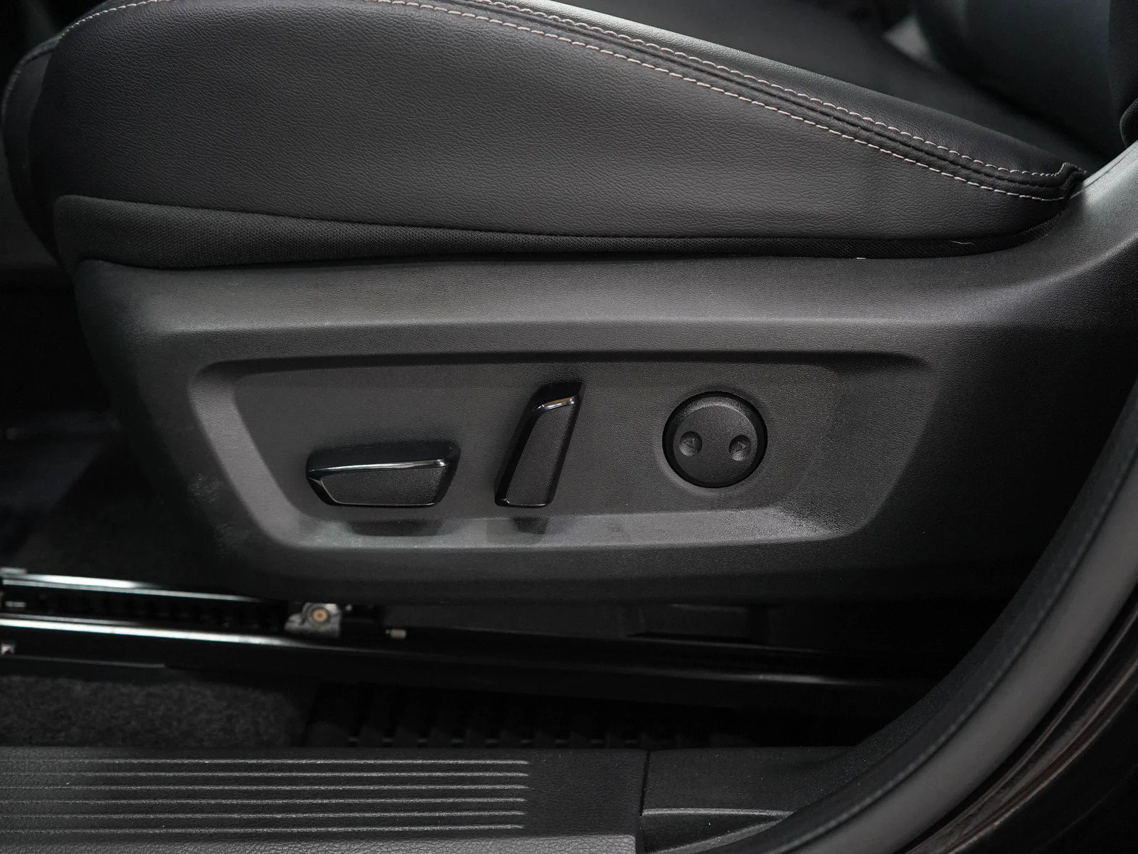 Used 2023 Super Black Nissan SL image 28
