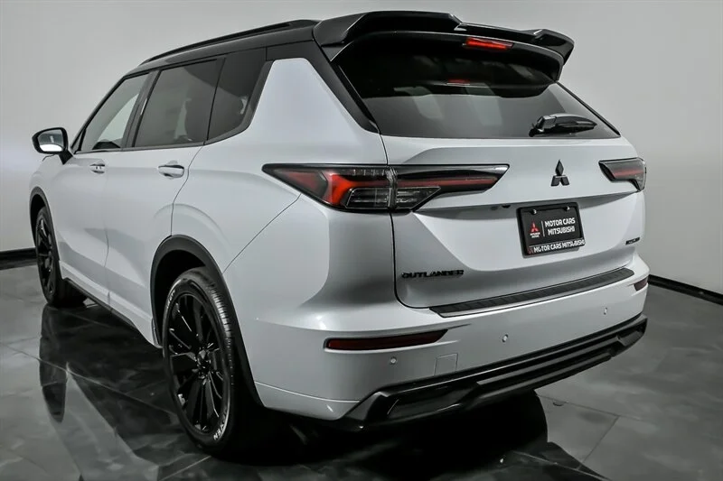 New 2026 White Diamond w/ Black Roof Mitsubishi Black Edition image 7