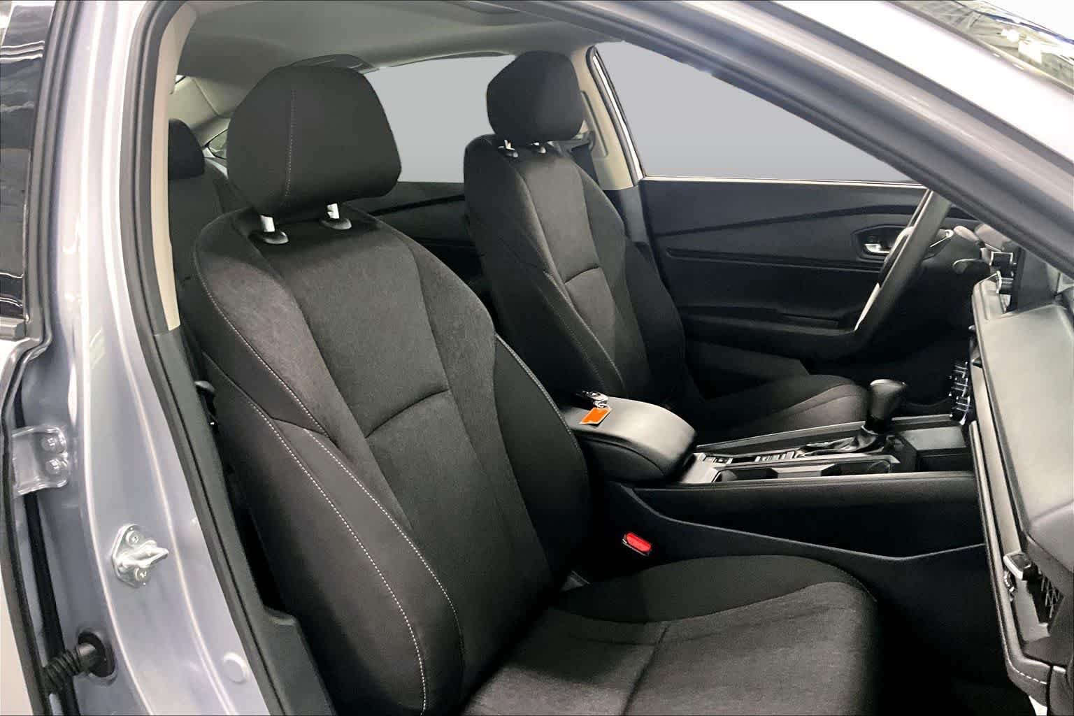 Used 2025 Solar Silver Metallic Honda SE image 9