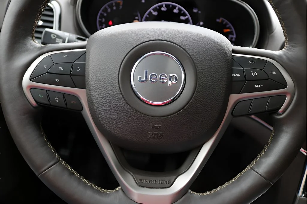 Used 2019 Off-white Jeep Overland image 22