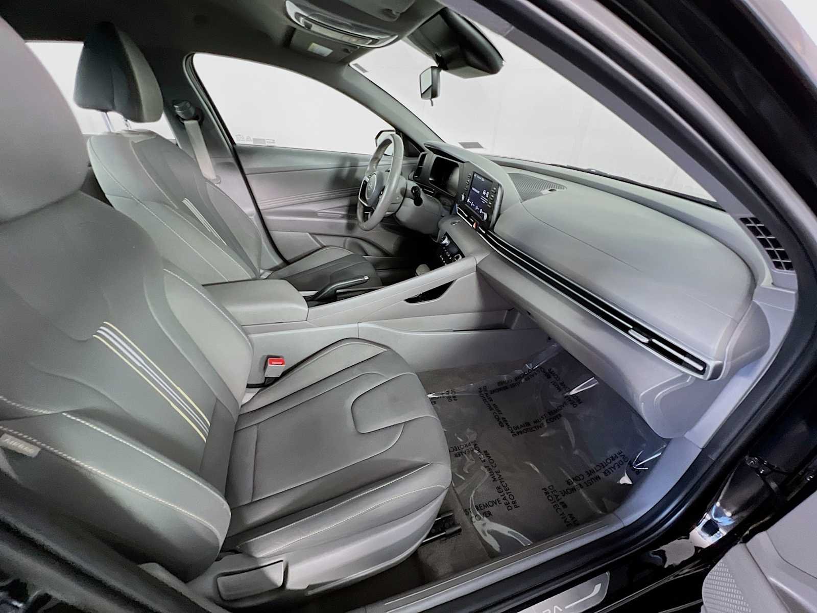 Used 2025 Abyss Black Hyundai SEL Sport image 26