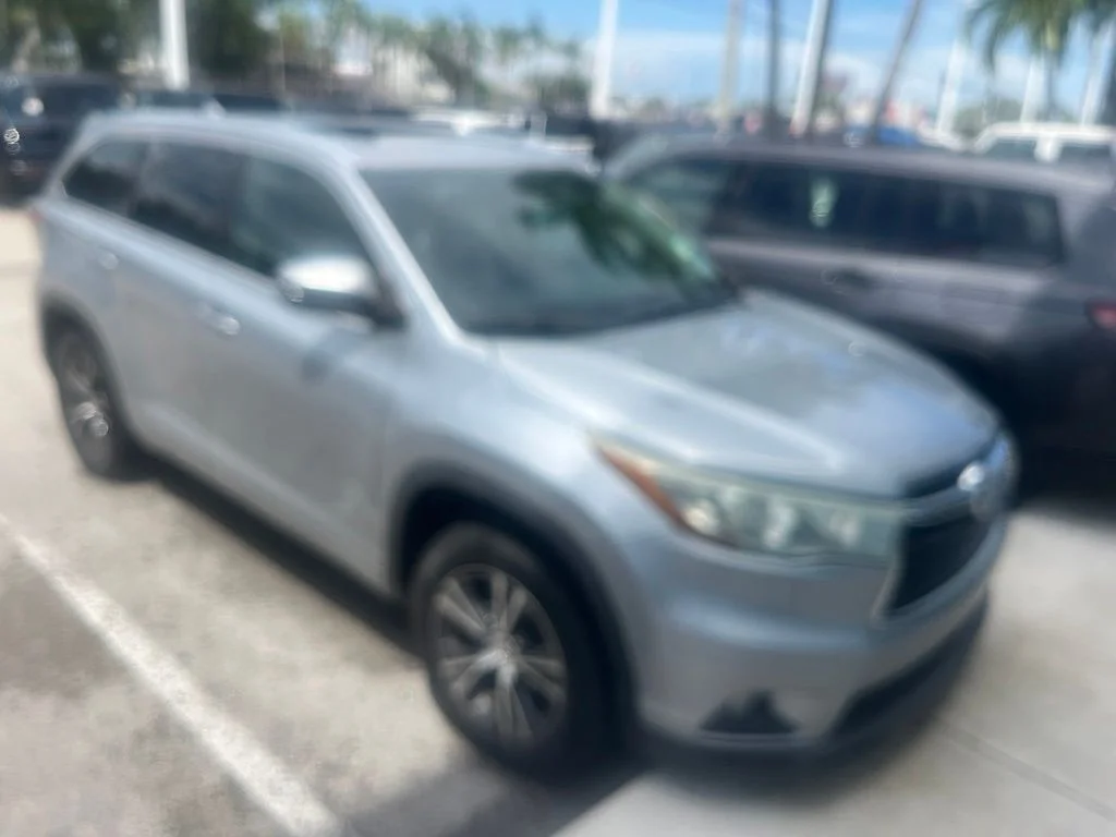 Used 2016 Silver Sky Metallic Toyota XLE V6 image 9