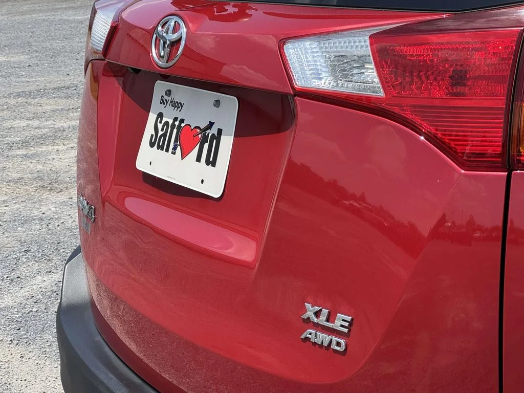Used 2014 Red Toyota XLE image 11