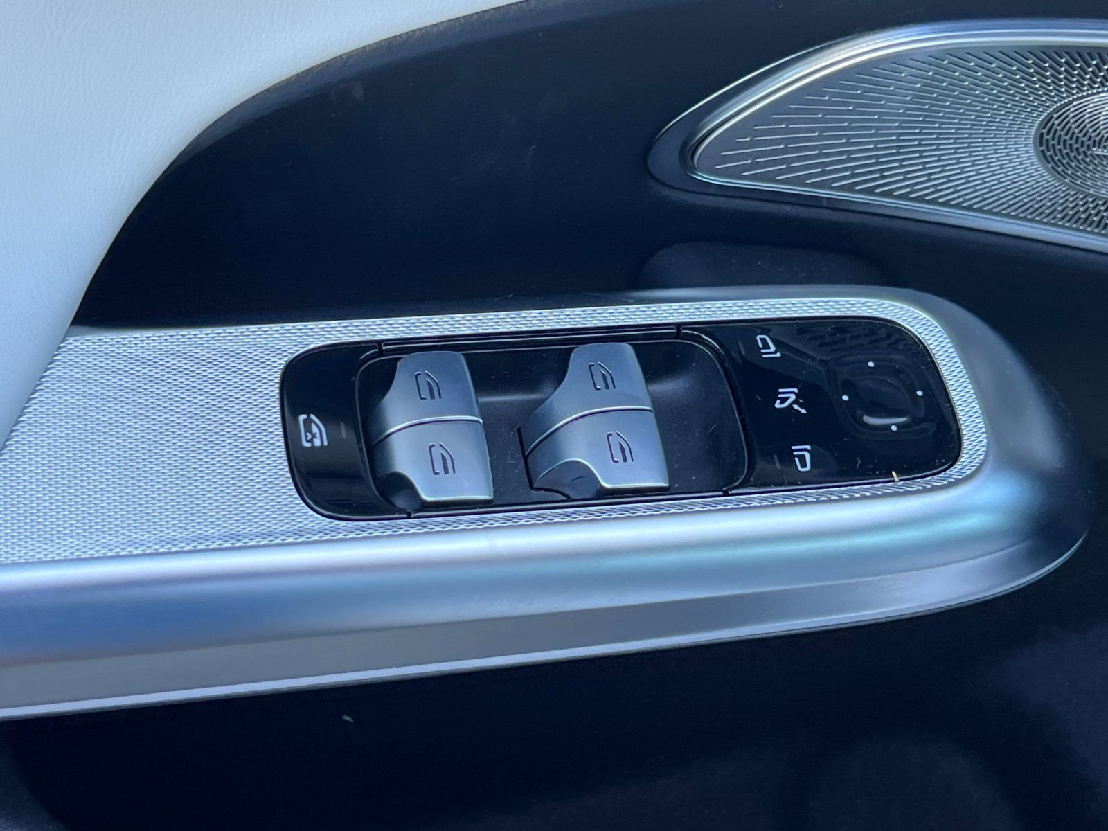 New 2026 MANUFAKTUR Moonlight White Metallic Mercedes-Benz E 450 image 15