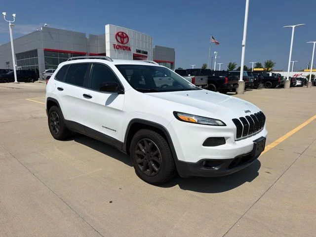 Used 2014 White Jeep Latitude image 1