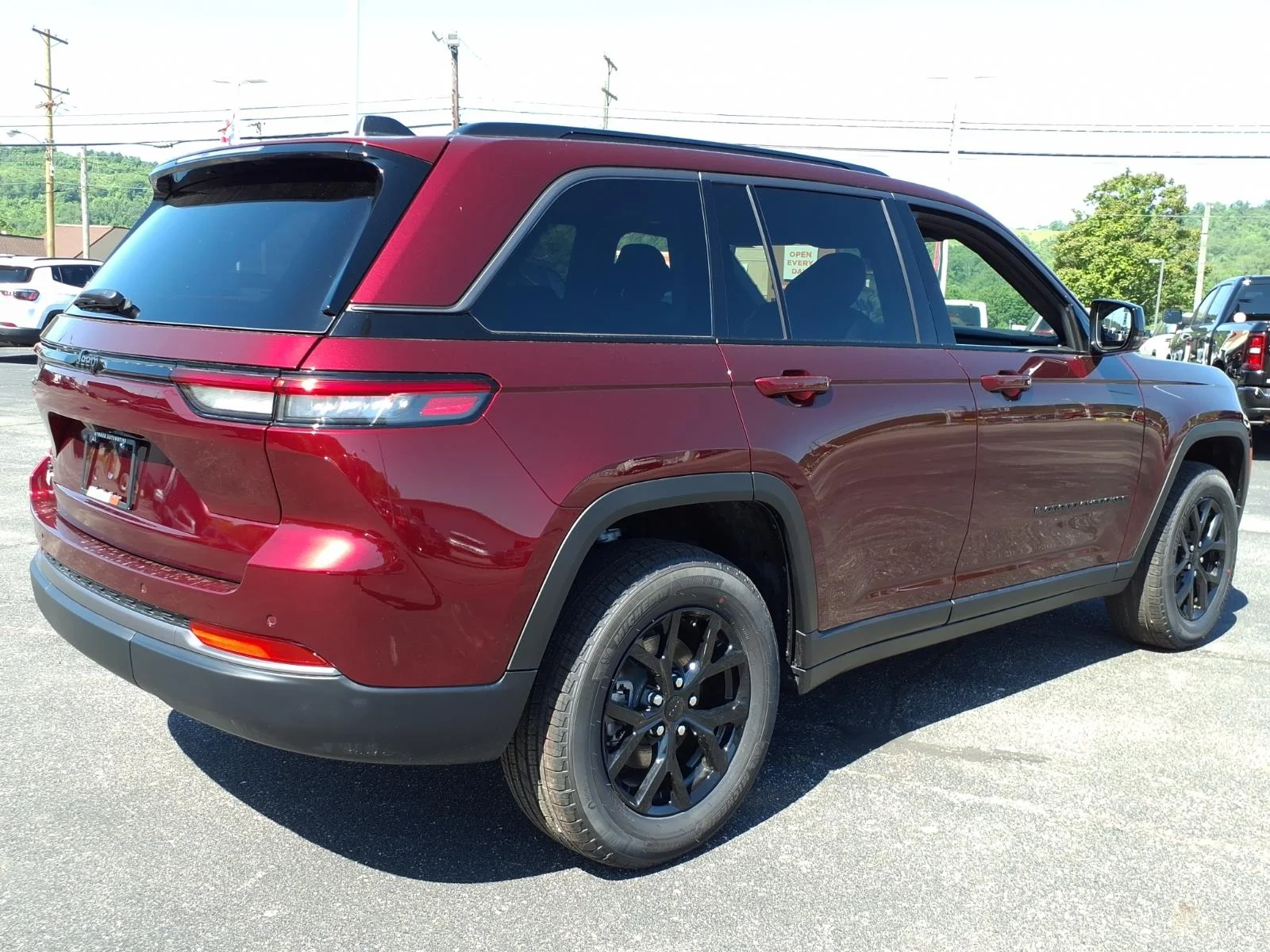 New 2026 Velvet Red Pearl-Coat Exterior Paint Jeep Laredo Altitude image 2