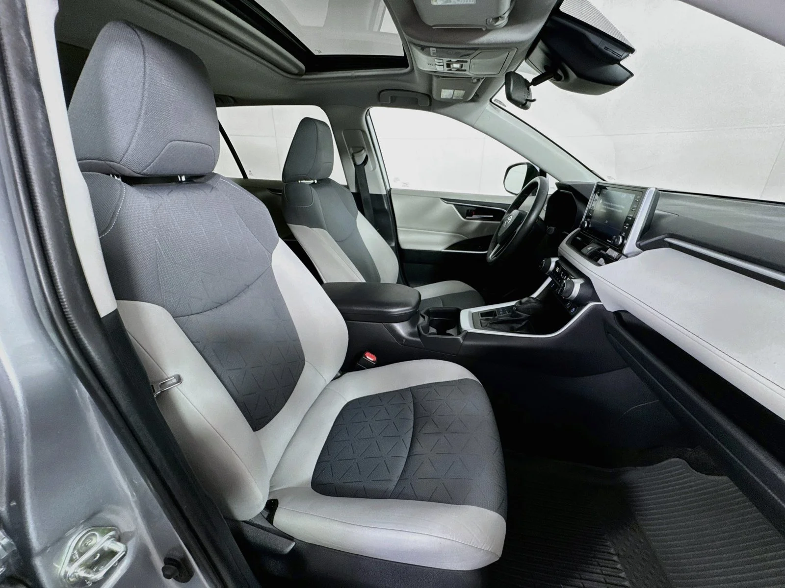 Certified Used 2020 Silver Toyota XLE image 28