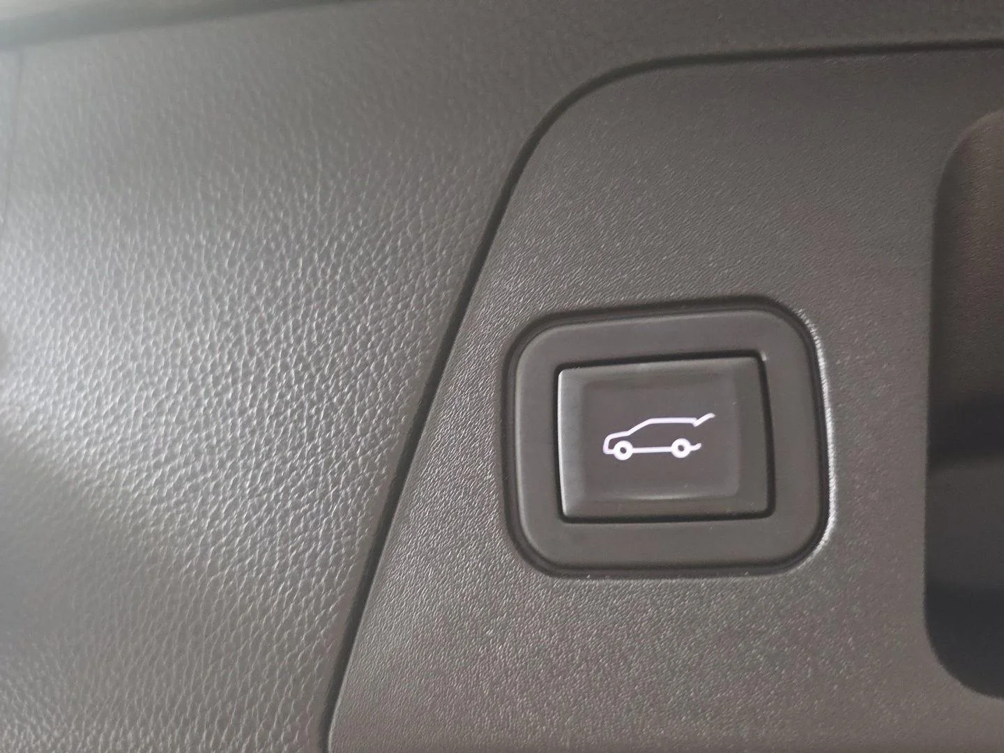Used 2020 Ebony Twilight Metallic Buick Premium image 4