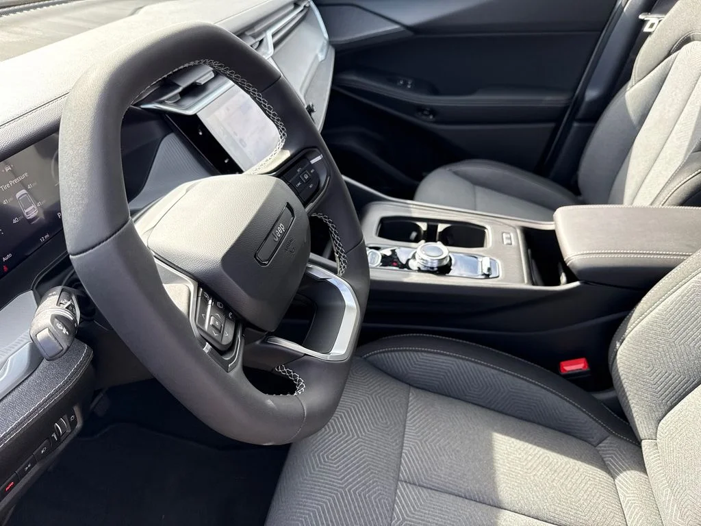 New 2026 Bright White Clear-Coat Exterior Paint Jeep Laredo image 19