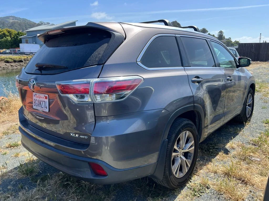 Used 2015 Gray Toyota XLE V6 image 3