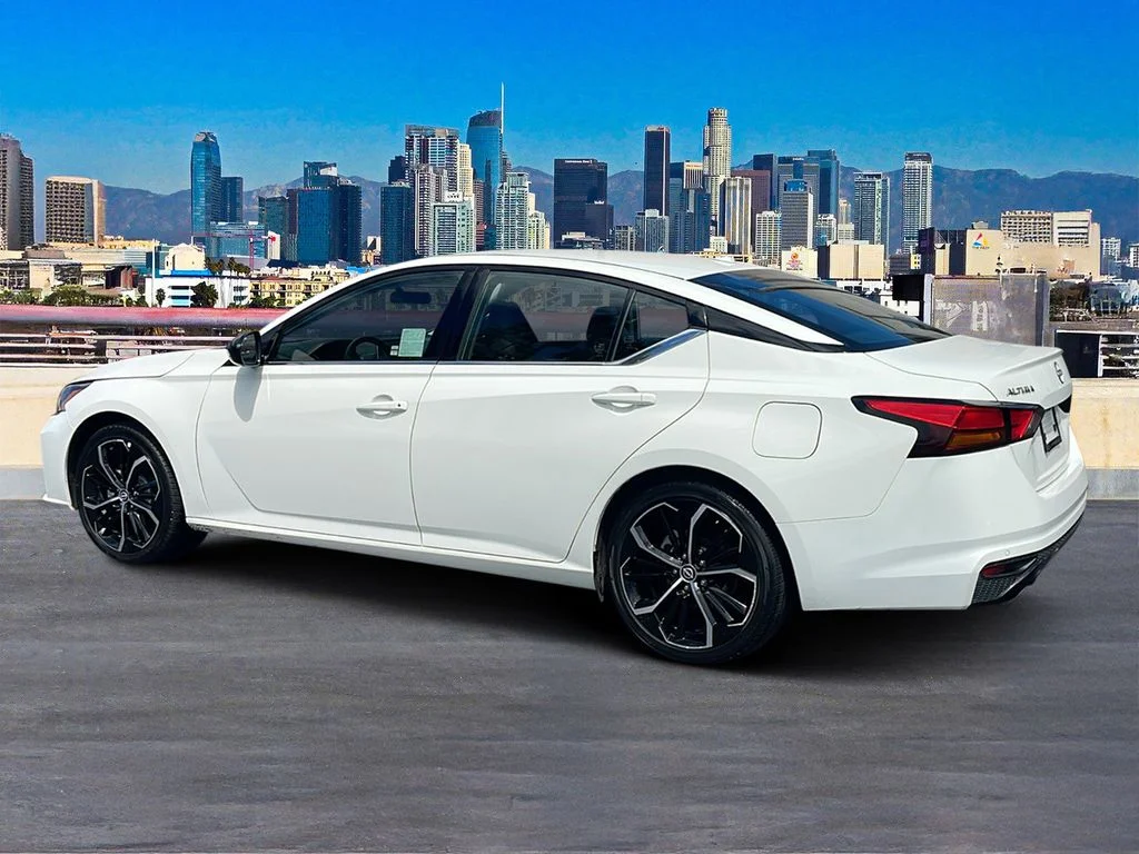 Used 2025 White Nissan 2.5 SR image 3