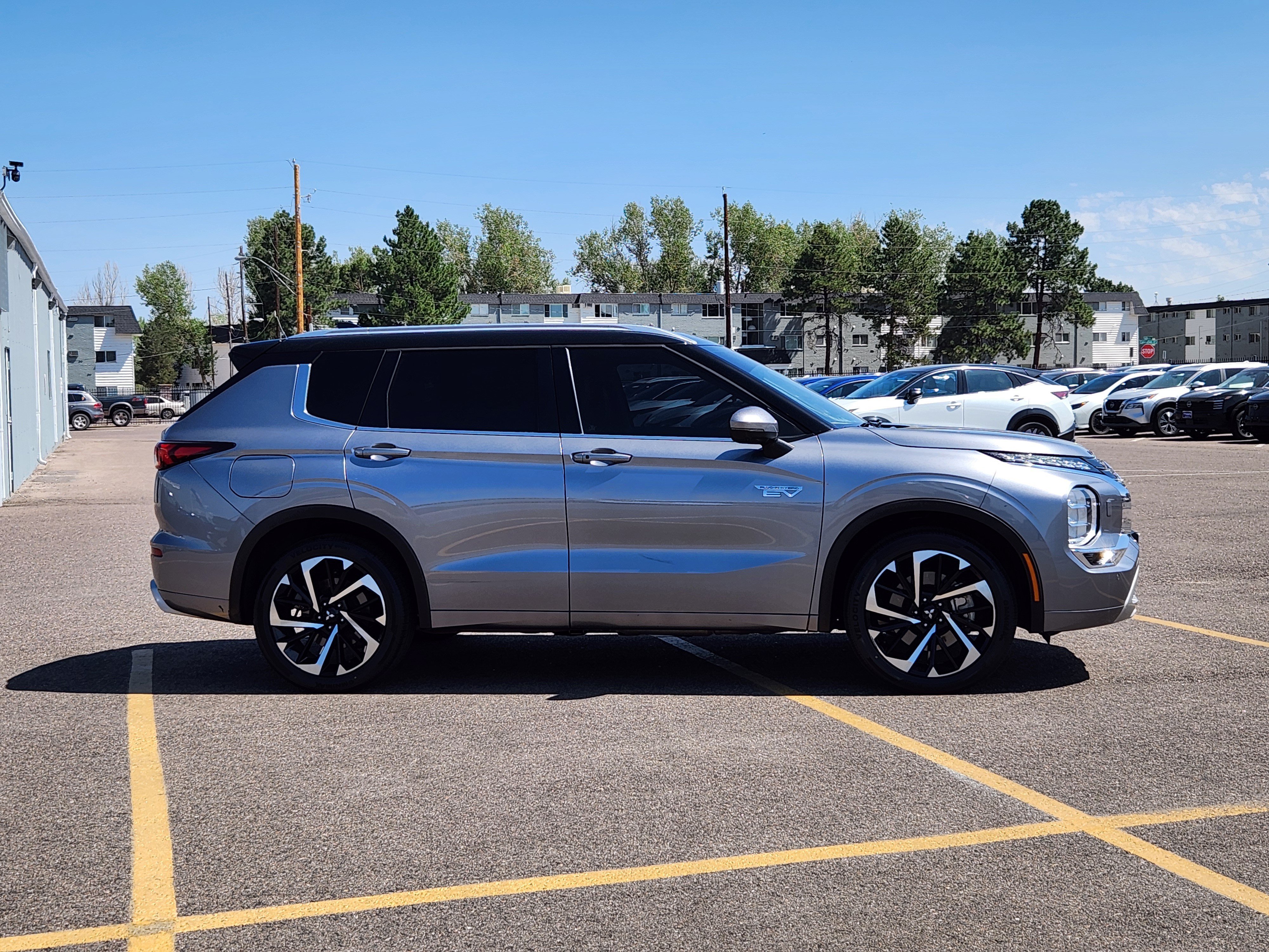 Used 2023 Silver Mitsubishi  image 4