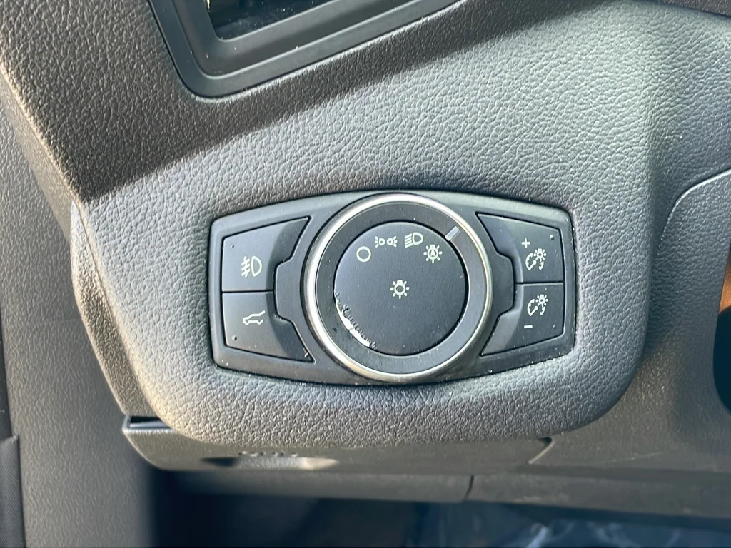 Used 2019 Black Ford SE image 19