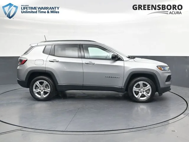 Used 2023 Silver Jeep Latitude image 4