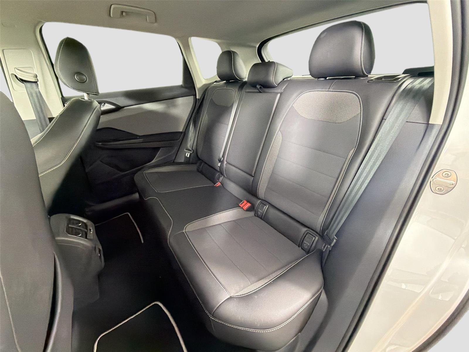 Used 2023 Pure White Volkswagen SE image 21