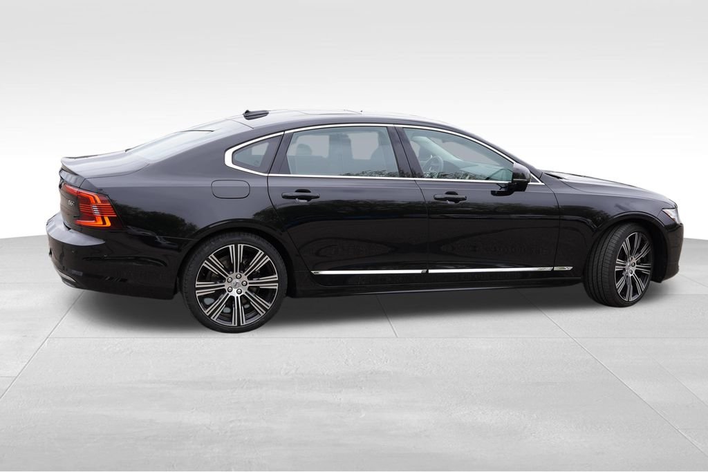 Used 2023 Onyx Black Metallic Volvo B6 Plus image 4