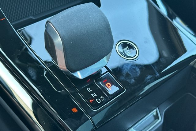 New 2026 Santorini Black Land Rover Dynamic SE image 20