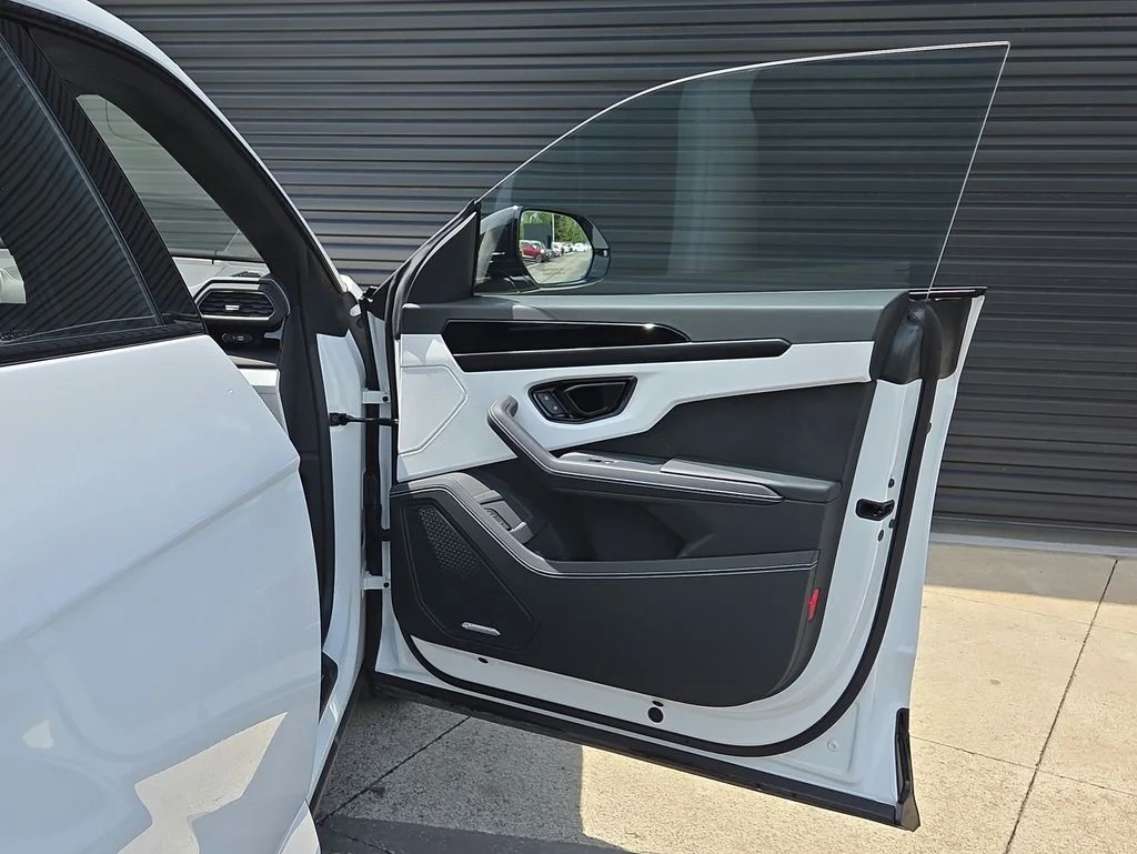 Used 2024 White Lamborghini S image 20