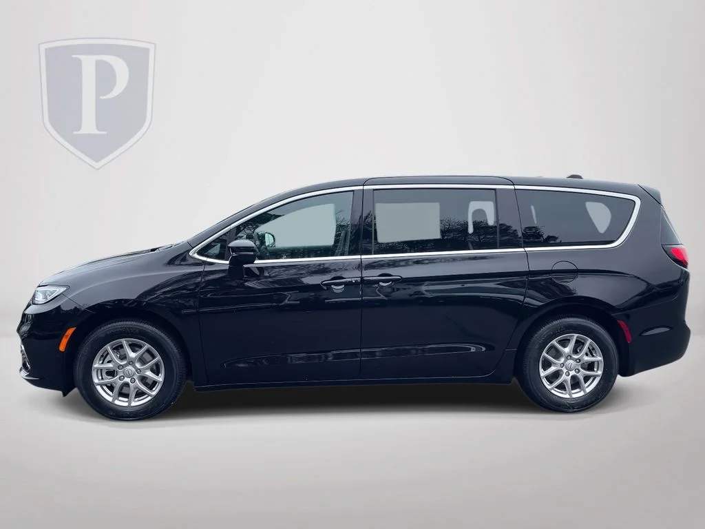 New 2026 Diamond Black Crystal Pearl-Coat Exterior Paint Chrysler Select image 5
