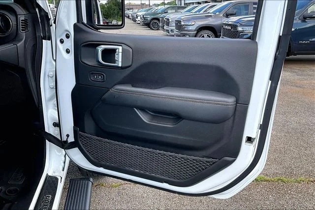 Used 2023 White Jeep Overland image 25