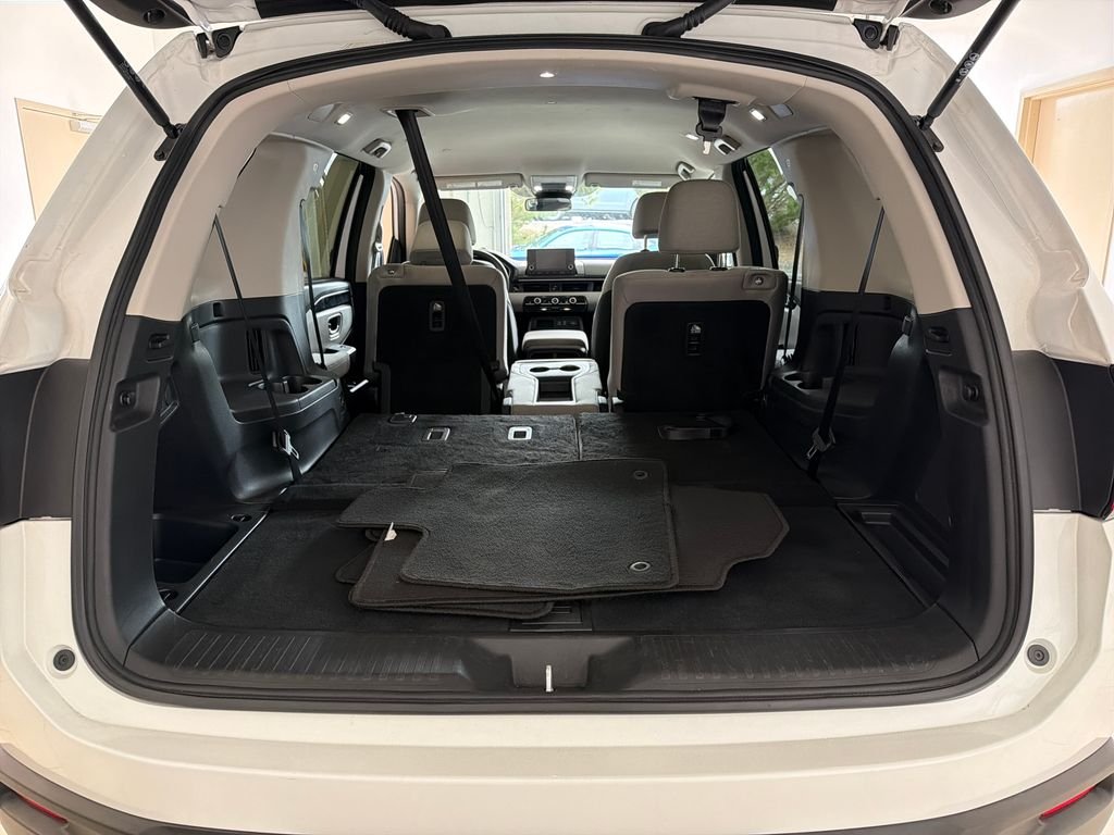 Used 2023 Platinum White Pearl Honda LX image 27