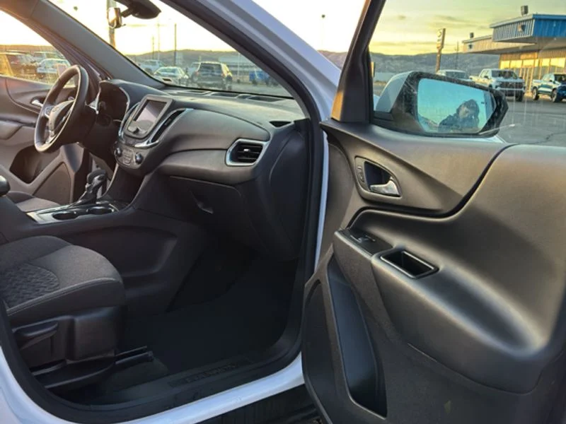 Used 2024 Summit White Chevrolet LT image 17