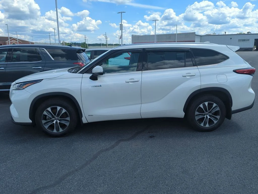 Used 2021 White Toyota XLE image 5