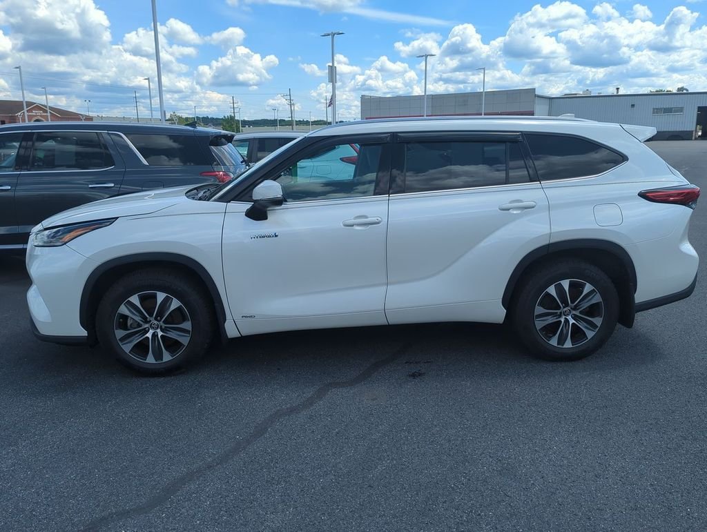 Used 2021 White Toyota XLE image 5