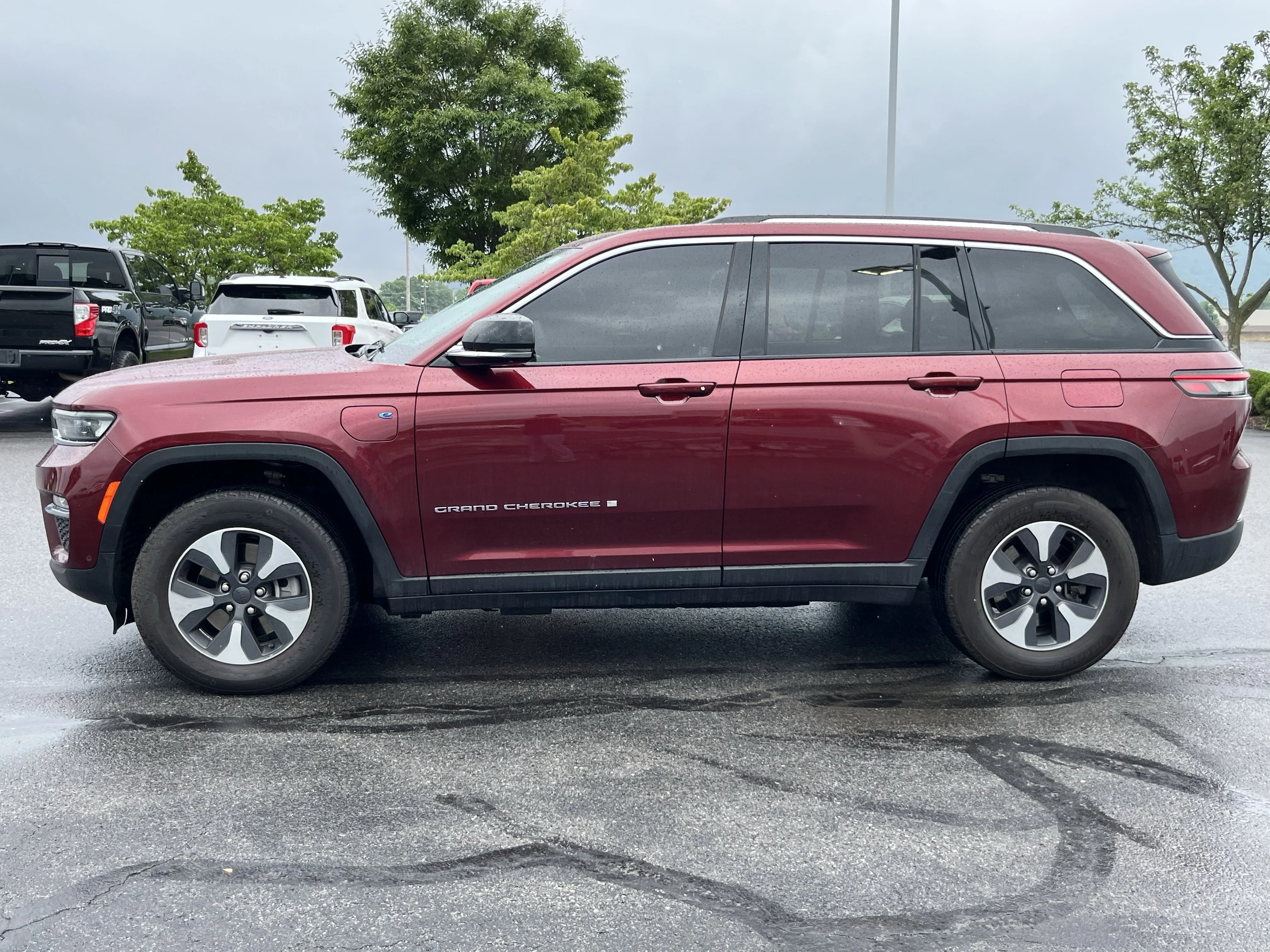 Used 2023 Velvet Jeep 4xe image 10