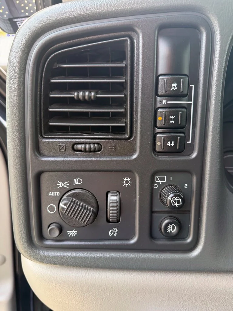 Used 2005 Black Chevrolet LT image 12